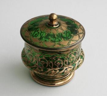 Dóza s víkem zeleného skla se zlacením Dóza s víkem zeleného skla se zlacením