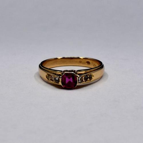 Zlatý prsten s červeným kamenem, 1900 Zlatý prsten s červeným kamenem, 1900
