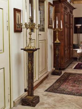 Párové podstavce z červeného mramoru Párové podstavce z červeného mramoru