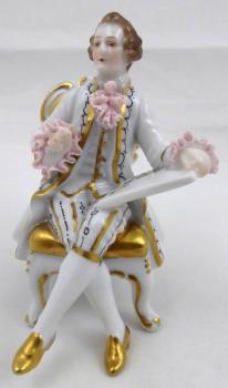 Sedící šlechtic - Muller & Co. Volkstedt-Rudolstad Sedící šlechtic - Muller & Co. Volkstedt-Rudolstad