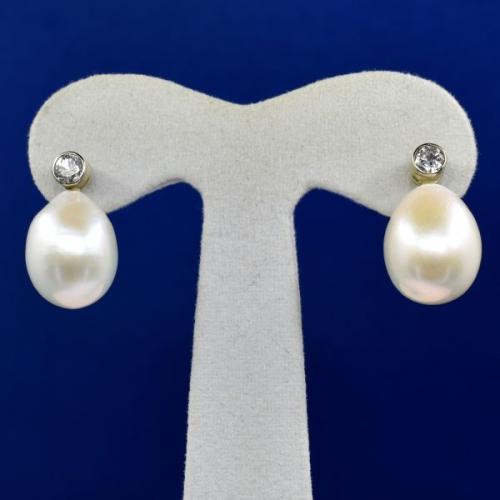 Bílozlaté náušnice s perlami a brilianty Bílozlaté náušnice s perlami a brilianty