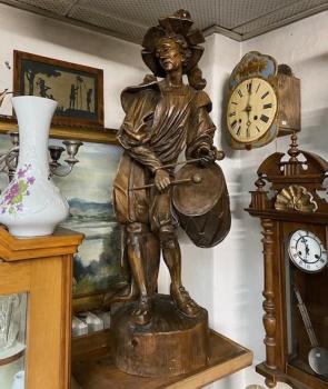 Dřevěná socha bubeníka Dřevěná socha bubeníka