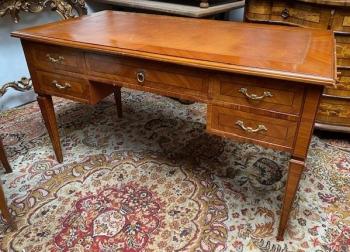 Psací stůl prostorový s výsuvnými deskami  Psací stůl prostorový s výsuvnými deskami