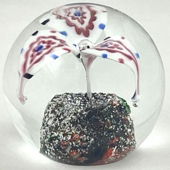 Těžítko s třemi květinami a stříbřitou základnou Těžítko s třemi květinami a stříbřitou základnou