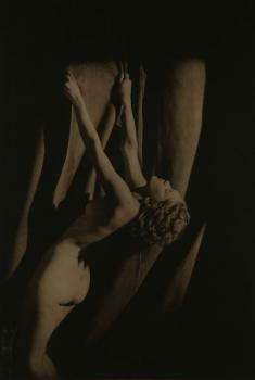 Větrovský, Josef: Nahá dívka držící se opony Větrovský, Josef: Nahá dívka držící se opony