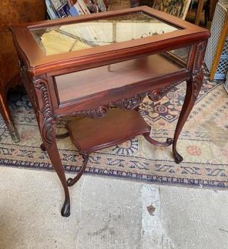 Prosklený stolek -vitrína masiv Prosklený stolek -vitrína masiv