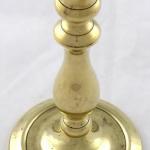 Mosazný svícen ve tvaru sloupku Mosazný svícen ve tvaru sloupku