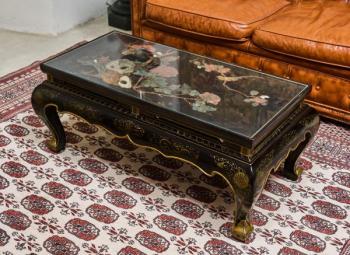 Starožitný čínský lakovaný stolek s kamennou intar Starožitný čínský lakovaný stolek s kamennou intar