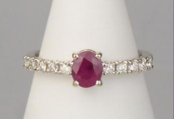 Prsten s rubínem a diamanty Prsten s rubínem a diamanty