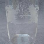 Sklenka, rytý motiv ptáčka, s monogramem JK/KJ Sklenka, rytý motiv ptáčka, s monogramem JK/KJ
