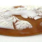 Velká kamej se secesním portrétem dívky Velká kamej se secesním portrétem dívky