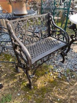 Litinové křeslo v novogotickém stylu  Litinové křeslo v novogotickém stylu