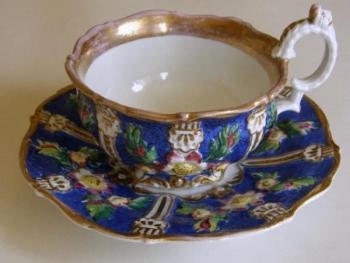 Šálek s plastickým dekorem Šálek s plastickým dekorem