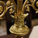 Párové neogotické mosazné svícny z 19. století Párové neogotické mosazné svícny z 19. století