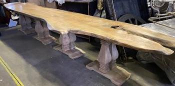 Jídelní stůl s masivními trnožemi Jídelní stůl s masivními trnožemi