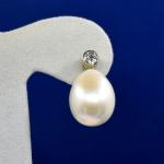 Bílozlaté náušnice s perlami a brilianty Bílozlaté náušnice s perlami a brilianty