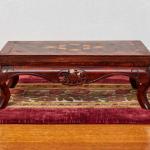 Vyřezávaný podkladní stolek s parketerií Vyřezávaný podkladní stolek s parketerií