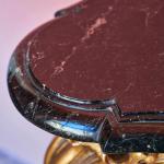 Bohatě vyřezávaný konzolový stůl s mramorem Bohatě vyřezávaný konzolový stůl s mramorem