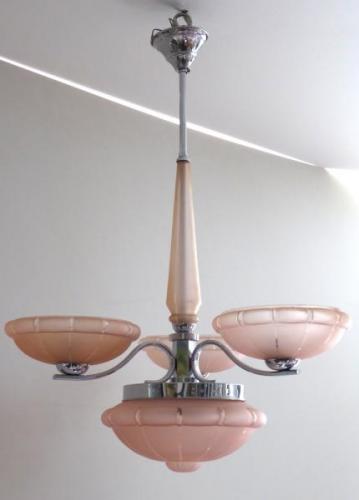 Lustr z bílého kovu a růžovými stínidly Lustr z bílého kovu a růžovými stínidly