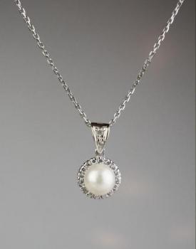 Zlatý přívěsek s diamanty a perlou Zlatý přívěsek s diamanty a perlou