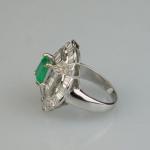 Zlatý prsten s diamanty a smaragdem Zlatý prsten s diamanty a smaragdem