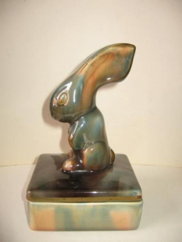 Dóza se zajícem ve stylu Art deco Dóza se zajícem ve stylu Art deco