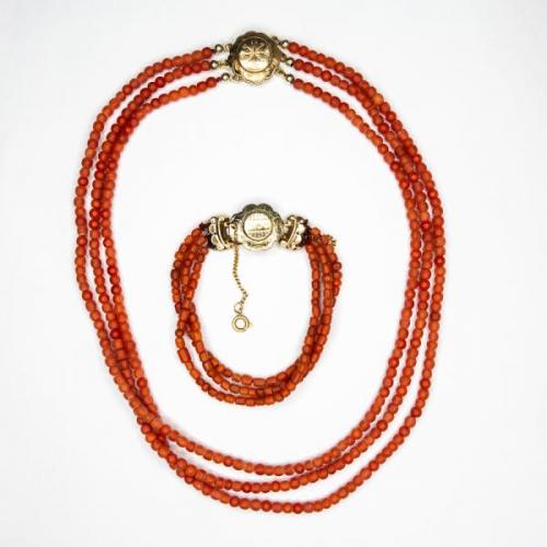 Korálový náhrdelník a náramek se zlatým uzávěrem Korálový náhrdelník a náramek se zlatým uzávěrem