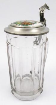 Korbel s malovaným porcelánovým medailonem Korbel s malovaným porcelánovým medailonem