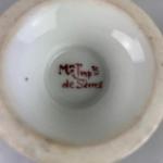 Šálek s podšálkem zdobený romantickým motivem Šálek s podšálkem zdobený romantickým motivem