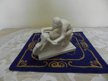 Keramická socha, motocyklista - Čechy, 20. stol. Keramická socha, motocyklista - Čechy, 20. stol.