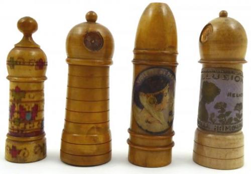 Skleněné flakony na parfém v dřevěných pouzdrech Skleněné flakony na parfém v dřevěných pouzdrech