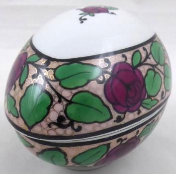 Dóza s růžemi a listím - Paepcke & Schäffe, Haida  Dóza s růžemi a listím - Paepcke & Schäffe, Haida