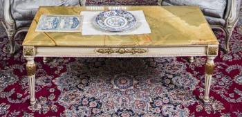 Bílý konferenční stolek s onyxovou deskou Bílý konferenční stolek s onyxovou deskou