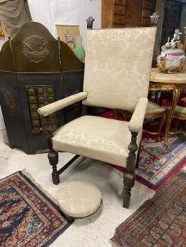 Novorenesanční křeslo s podnožkou  Novorenesanční křeslo s podnožkou