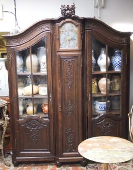 Knihovna s podlahovými hodinami Knihovna s podlahovými hodinami