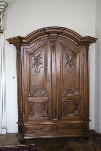 Zámecká dubová skříň z 19. století Zámecká dubová skříň z 19. století