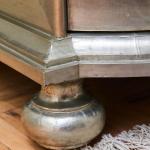 Designová komoda se stříbrným povrchem Designová komoda se stříbrným povrchem