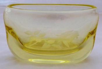 Žlutá žardiniéra, broušená růže - Miloslav Klinger Žlutá žardiniéra, broušená růže - Miloslav Klinger