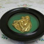 Dřevěný zlacený reliéf Madony s Ježíškem Dřevěný zlacený reliéf Madony s Ježíškem