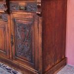 Anglický příborník s velkým zrcadlem – ručně vyřez Anglický příborník s velkým zrcadlem – ručně vyřez