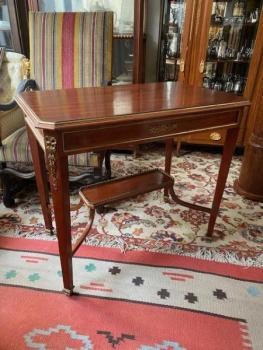 Stůl v mosazné montáži  Stůl v mosazné montáži