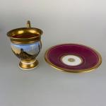 Šálek s podšálkem zdobený romantickým motivem Šálek s podšálkem zdobený romantickým motivem