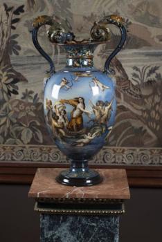 180. Dekorativní dvouuchá váza 180. Dekorativní dvouuchá váza