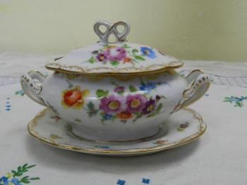 Oválná porcelánová dóza malovaná květinami Oválná porcelánová dóza malovaná květinami