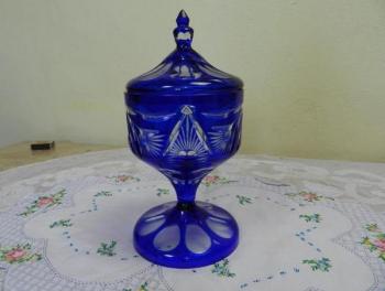 Broušená modrá dóza s víkem Broušená modrá dóza s víkem