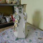 Secesní váza zdobená plastickými květy Secesní váza zdobená plastickými květy