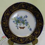 Tři talíře s květinami a motýly Tři talíře s květinami a motýly