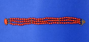 Korálový náramek se zlatým uzávěrem Korálový náramek se zlatým uzávěrem