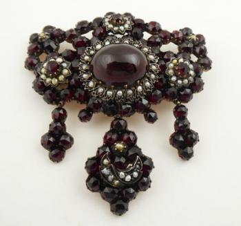 Granátové brož s velkým Almandinem a perličkami Granátové brož s velkým Almandinem a perličkami