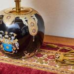 Starožitná stolní lampa s erbem a putti Starožitná stolní lampa s erbem a putti